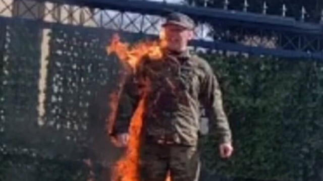 Le militaire américain, membre de l'USAF, Aaron Bushnell, en train de s'immoler par le feu devant l'ambassade d'Israël à Washington, le 25 février 2024.