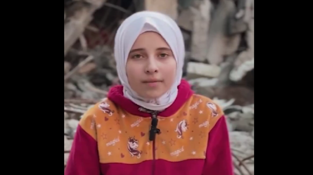 Rahaf Al-Muqayd, se tient au milieu des ruines de sa maison et des autres maisons ravagées de son quartier, dans le camp de Jabalia, au nord de la bande de Gaza, le 26 février 2024.