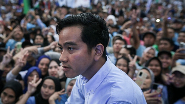 Le candidat à la vice-présidence Gibran Rakabuming Raka, fils du président sortant indonésien Joko Widodo et actuel maire de la ville de Surakarta, assiste à une campagne électorale au stade Gelora Bandung Lautan Api à Bandung.