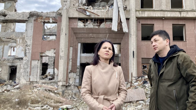 La ministre allemande des Affaires étrangères, Annalena Baerbock et le chef de l'administration militaire régionale de Mykolaiv, Vitaliy Kim lors d'une visite officielle de Baerbock à Mykolaiv, dans le sud de l'Ukraine, le 25 février 2024.