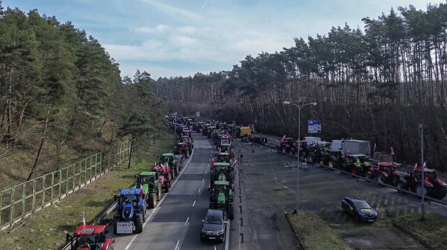 Des agriculteurs manifestent avec leurs tracteurs en bloquant l'autoroute A12 entre Slubice en Pologne et Francfort (Oder) le long de la rivière Oder dans l'est de l'Allemagne, le 26 février 2024.