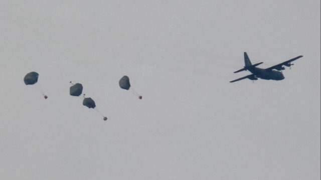 Un avion militaire jordanien (non confirmé) largue de l'aide humanitaire au-dessus de Rafah, dans la bande de Gaza, le 26 février 2024.