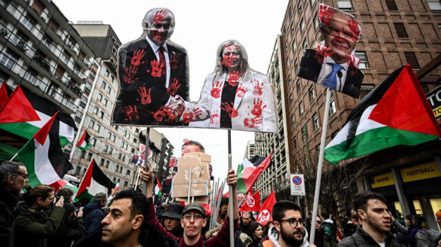 Des manifestants italiens lors d'une mobilisation de soutien aux Palestiniens pour exiger un cessez-le-feu immédiat dans la bande de Gaza, à Milan, le 24 février 2024.