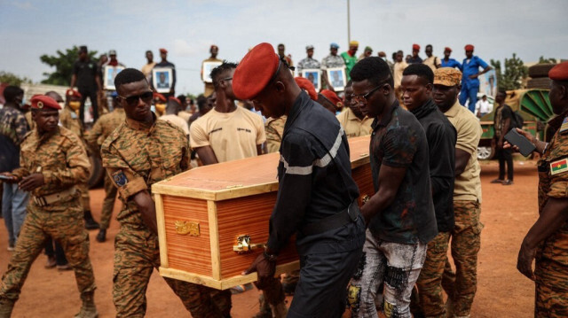 Des militaires burkinabés portent un cercueil lors de l'enterrement des soldats tués à Gaskinde, à Ouagadougou, le 8 octobre 2022. 