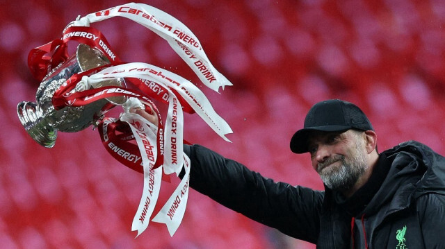 L'entraîneur allemand de Liverpool, Jurgen Klopp, avec le trophée de la Coupe de la Ligue anglaise remporté contre Chelsea, au stade de Wembley, à Londres, le 25 février 2024.