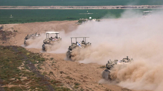 Blindés israéliens en mouvement dans la région de Gaza, le 26 février 2026.