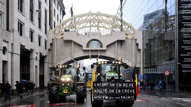 Des agriculteurs protestent lors d'une manifestation organisée par la Fédération Unie de Groupements d'Éleveurs et d'Agriculteurs (FUGEA), Boerenforum et MAP, en réponse au Conseil européen de l'agriculture, à Bruxelles, le 26 février 2024.