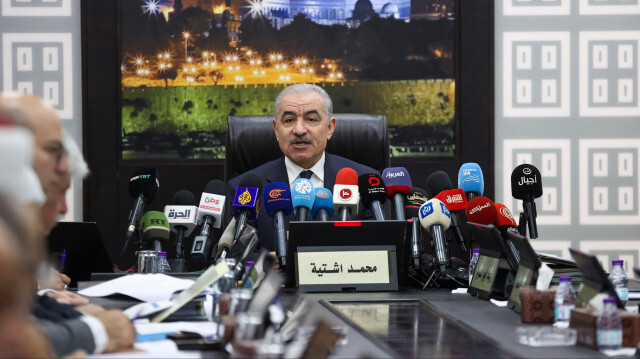Filistin Başbakanı Muhammed Iştiyye, işgal altındaki Batı Şeria'nın Ramallah kentinde düzenlenen hükümetin haftalık toplantısında konuştu. Başbakan Iştiyye, Devlet Başkanı Mahmud Abbas'a istifasını sunduğunu bildirdi.
