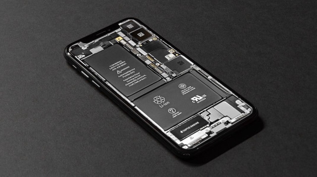 Depuis l'apparition des premiers smartphones dans les années 2000, des progrès importants ont été réalisés, notamment grâce aux technologies de recharge rapide. 