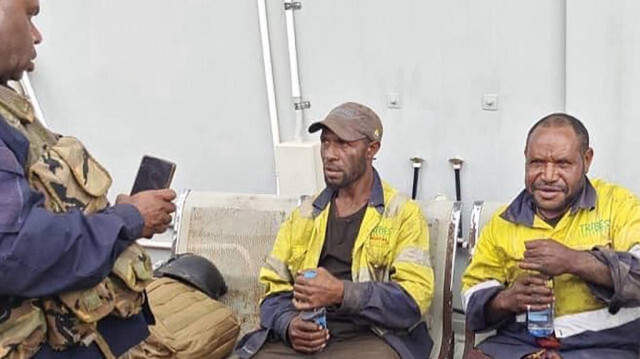 La Royal Papua New Guinea Constabulary montre deux entrepreneurs locaux libérés à la suite d'un enlèvement près du mont Sisa dans la province centrale de Hela en Papouasie-Nouvelle-Guinée.