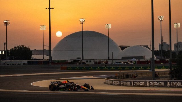 Le pilote mexicain de Red Bull Racing, Sergio Perez, conduit lors du deuxième jour des essais de pré-saison de Formule 1 sur le Circuit International de Bahreïn à Sakhir, le 22 février 2024.