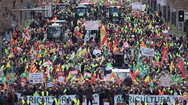 Des agriculteurs manifestent pour dénoncer leurs conditions et la politique agricole européenne, sur l'avenue Castellana à Madrid, le 26 février 2024.