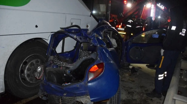 
İzmir'de yolcu otobüsü ile otomobilin çarpıştığı kazada 4 kişi yaralandı