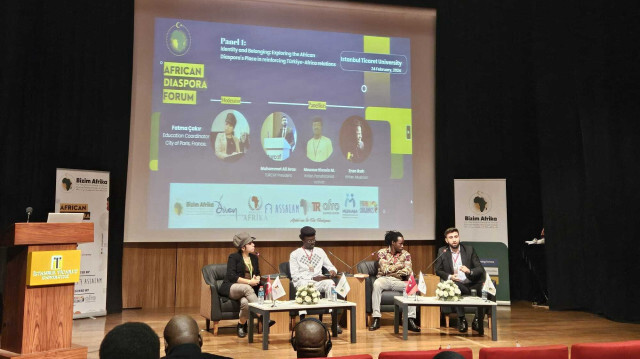 Fatma Cakir, Coordinatrice Réussite Scolaire à Paris, Moussa Hissein M., écrivain et militant panafricaniste, Enzo Ikah, écrivain et musicien et Muhammet Ali Arras, président de TURCAF, lors du premier forum organisé par Bizim Afrika, à Istanbul, le 24 février 2024.