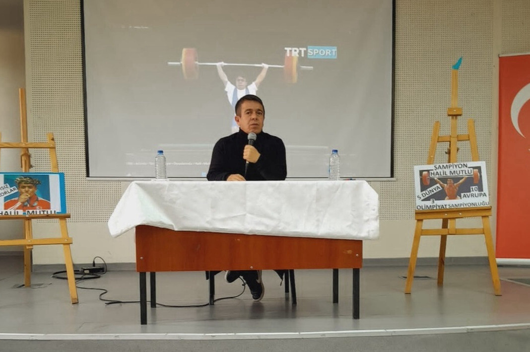 Efsane isim öğrencilerin sorularına samimi cevaplar verdi. 