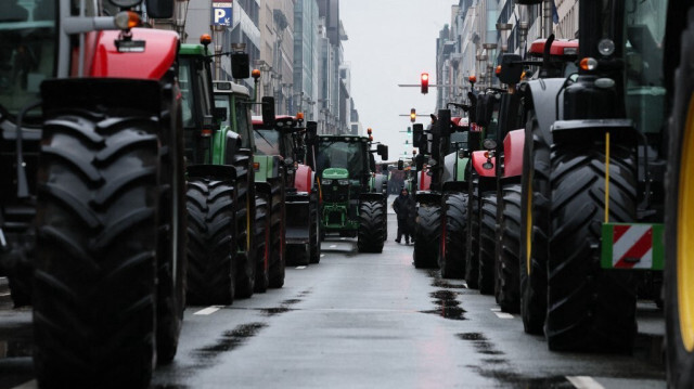 Les agriculteurs sur leurs tracteurs participent à une manifestation en réponse au Conseil européen de l'agriculture, à Bruxelles, le 26 février 2024.