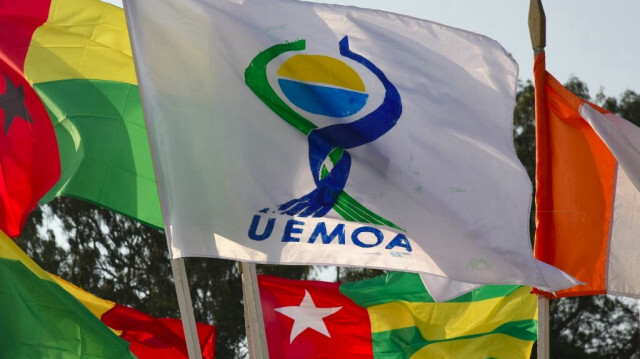 Drapeau de l'Union économique et monétaire ouest-africaine (UEMOA).