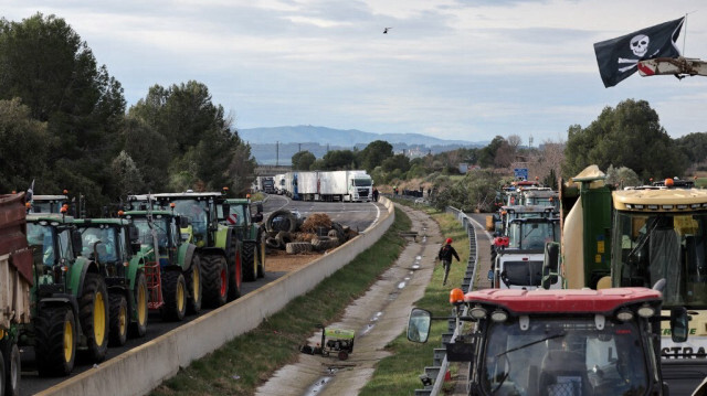 Des agriculteurs espagnols bloquent l'autoroute A7 reliant l'Espagne à la France avec des tracteurs dans la région de Catalogne, à Pontos, près de Figueras, à 40 km de la frontière, le 27 février 2024.