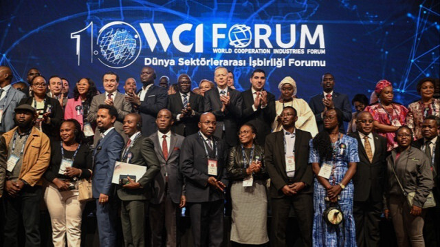 Des hommes d'affaires posent pour une photo de famille lors du 10e Forum mondial de coopération intersectorielle (Forum WCI) à Istanbul en Turkiye, le 27 février 2024.