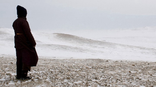 Un éleveur mongol bravant le vent glacial en périphérie du district de Sergelen Soum, à environ 75 km d'Oulan-Bator, le 14 mars 2010.