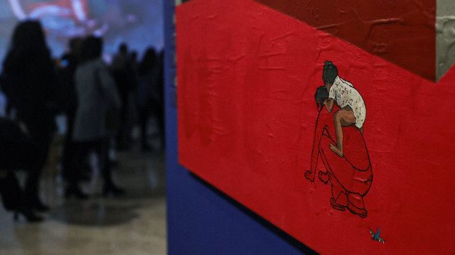 Люди посещают раздел "Это не выставка", где представлены картины художников Газы, в том числе "Урок полета" Хани Зуроб (R), поскольку Палестинский музей вновь открылся в городе Бирзейт на оккупированном Западном берегу, Палестина, 11 февраля 2024 года.