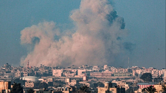 Des volutes de fumée apparaissent après un bombardement israélien à Rafah, dans le sud de la bande de Gaza, le 25 février 2024.