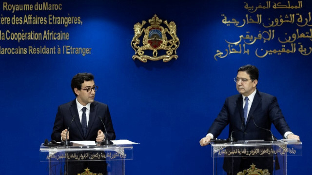 Le ministre marocain des Affaires étrangères, Nasser Bourita (à droite), et son homologue français, Stéphane Sejourne, assistent à une conférence de presse conjointe à l'issue de leur rencontre à Rabat, le 26 février 2024. 