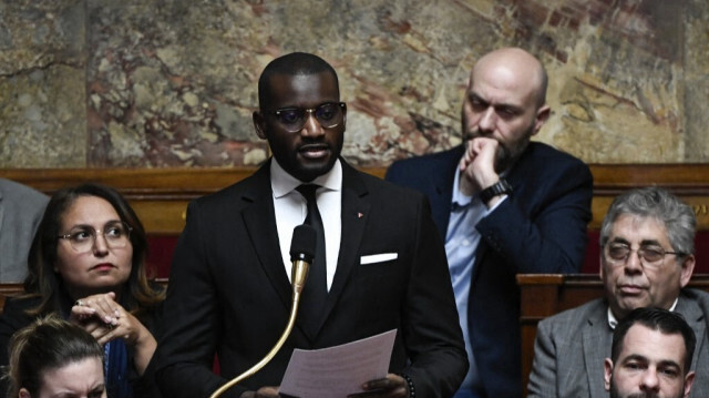 Le député du parti de gauche français La France insoumise (LFI), Carlos Martens Bilongo, prend la parole lors d'une séance de questions au gouvernement à l'Assemblée nationale française, à Paris le 27 février 2024.