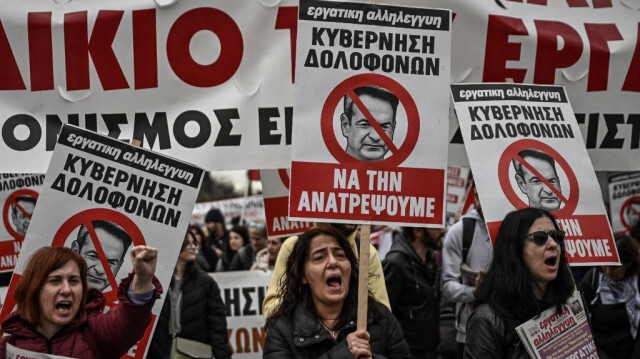 Des manifestants en protestation contre l'accident de train le plus meurtrier du pays, qui a fait 57 morts et des dizaines de blessés, lors d'une grève de 24 heures dans le centre d'Athènes, le 28 février 2024.