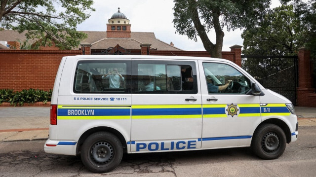 Un véhicule de la police sud-africaine (SAPS) est vu devant la maison de l'oncle d'Oscar Pistorius à Waterkloof, une banlieue de Pretoria, le 5 janvier 2024. 