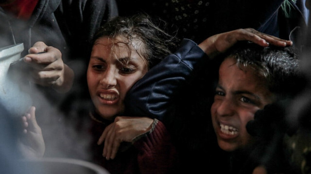 Des enfants palestiniens désemparés lors de la distribution du peu d'aide alimentaire à Beit Lahia, dans le nord de la bande de Gaza, le 26 février 2024.