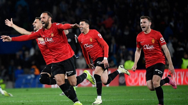 L'attaquant kosovar de Real Mallorca, Vedat Muriqi, et ses coéquipiers célèbrent leur victoire en demi-finale de la Copa del Rey (Coupe du Roi) espagnole entre Real Sociedad et RCD Mallorca, au stade Anoeta à San Sebastian, le 27 février 2024.