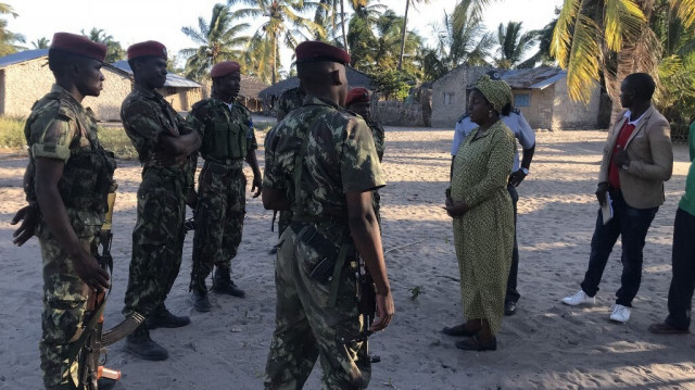 Le personnel de l'armée mozambicaine s'entretient avec des civils, à Naunde, dans le nord du Mozambique, le 13 juin 2018. 