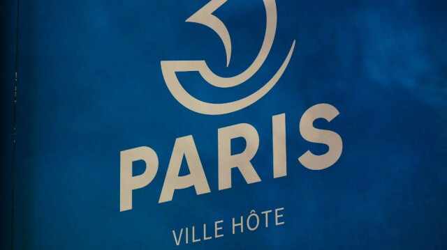 Bannière sur l'hôtel de ville de Paris portant la mention "ville hôte" avec le logo de la ville, quelques mois avant le début des Jeux olympiques de Paris 2024.