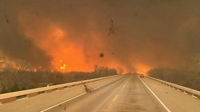 Camion de pompiers se dirigeant vers l'incendie de Smokehouse Creek, près d'Amarillo, dans l'Etat du Texas, le 27 février 2024.