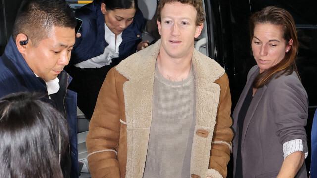 Mark Zuckerberg et Fumio Kishida ont discuté à Tokyo "d'une grande variété de sujets dont l'état d'avancement technologique de l'IA", a déclaré mercredi 28 février 2024 Yoshimasa Hayashi, porte-parole du gouvernement.