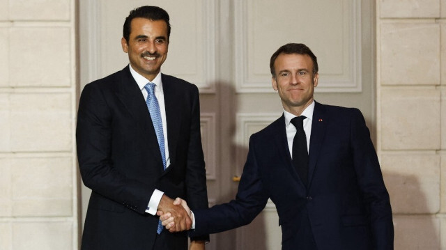 L'émir du Qatar, Tamim ben Hamad Al-Thani et le président français, Emmanuel Macron lors d'une cérémonie de signature d'un accord au palais de l'Élysée, à Paris, le 27 février 2024.