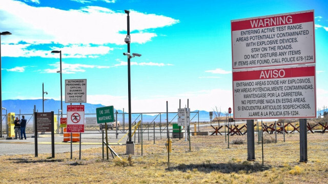 Une vue de l'entrée de la base de missiles de White Sands où se trouve le site d'essai Trinity, près de White Sands, au Nouveau-Mexique, le 21 février 2024.