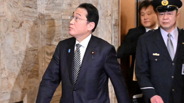 Le Premier ministre japonais Fumio Kishida arrive dans la 5e salle où le comité d'éthique politique se tiendra au Parlement, concernant un scandale financier qui a secoué le Parti libéral-démocrate au pouvoir, à Tokyo le 29 février 2024.