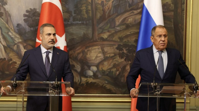 Turkish Foreign Minister Hakan Fidan (L) and Russian Foreign Minister Sergei Lavrov (R)
