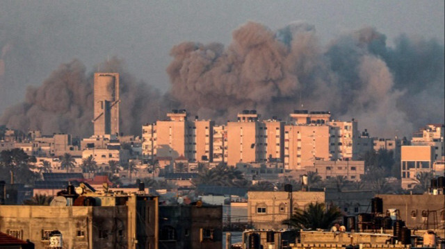 De la fumée s'élève au-dessus de Khan Younes dans le sud de la bande de Gaza lors d'un bombardement israélien, le 26 février 2024.