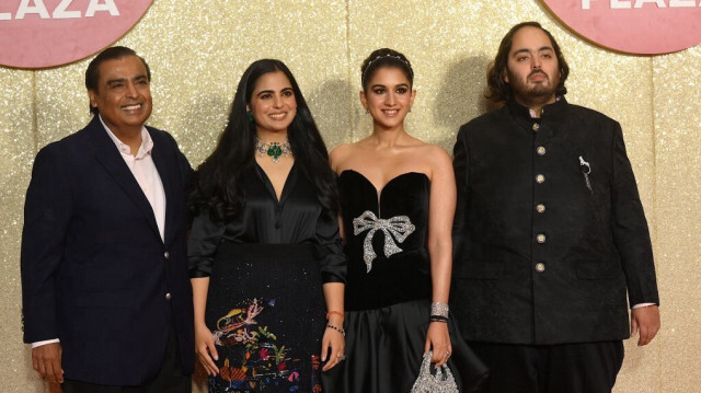 Le Président et directeur général de Reliance Industries, l'homme d'affaires milliardaire indien Mukesh Ambani  avec sa fille Isha Ambani, son fils Anant Ambani et Radhika Merchant assistent au lancement du centre commercial "Jio World Plaza" à Mumbai, en Inde, le 31 octobre 2023.