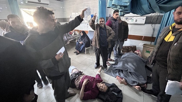 Des Palestiniens blessés reçoivent des soins médicaux à l'hôpital après que les forces israéliennes ont ouvert le feu sur eux alors qu'ils attendaient de l'aide humanitaire à Gaza le 29 février 2024.