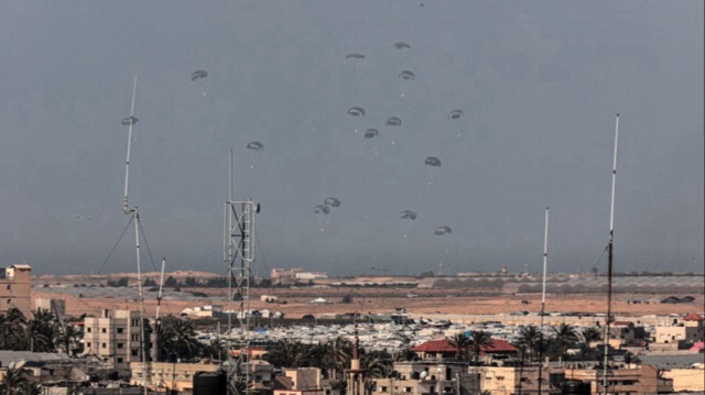 Un avion militaire jordanien largue de l'aide humanitaire au-dessus de Rafah et de Khan Younès dans le sud de la bande de Gaza, le 27 février 2024.