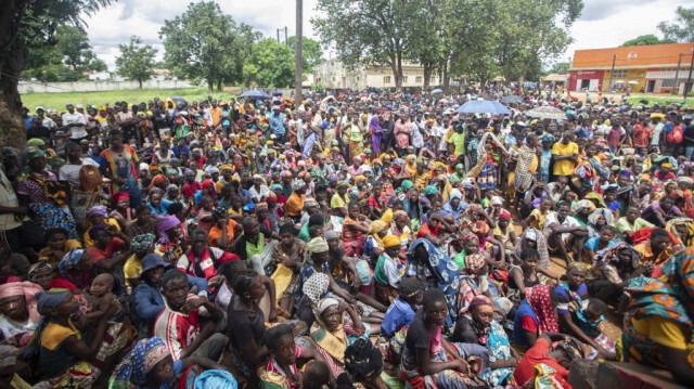 Des personnes déplacées de la province de Cabo Delgado se rassemblent pour recevoir une aide humanitaire du Programme alimentaire mondial (PAM) à l'école 21 de Abril Tribune dans la ville de Namapa, district d'Erati de Nampula, Mozambique, le 27 février 2024. 