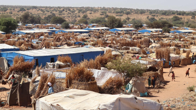 Vue générale du camp de réfugiés d'Ourang à Adre, le 7 décembre 2023, où vivent les réfugiés fuyant le conflit au Soudan. Le nombre de personnes déracinées par la guerre entre généraux rivaux au Soudan s'élève à près de huit millions, ont déclaré les Nations Unies le 31 janvier 2024.