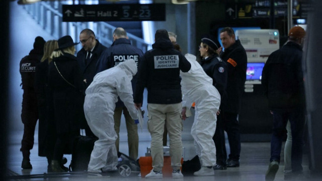 La police scientifique et judiciaire française travaille après une attaque au couteau à la gare de Lyon à Paris, un important centre de transport, le 3 février 2024.