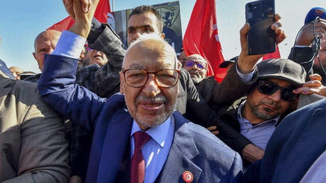 Le chef du mouvement tunisien Ennahdha, Rached Ghannouchi, salue ses partisans à son arrivée au poste de police de Tunis, le 21 février 2023.