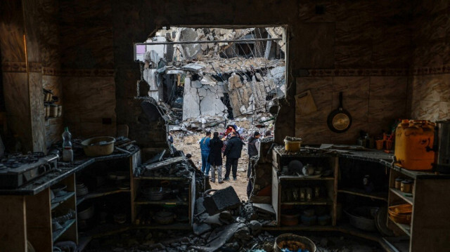 Des personnes vérifient les dégâts causés par les bombardements israéliens à Rafah, dans le sud de la bande de Gaza, le 3 février 2024.
