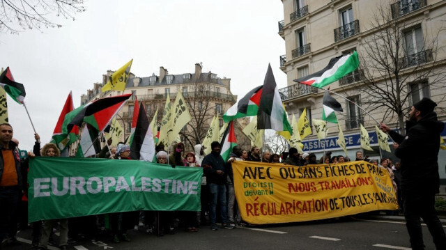 Une manifestation en soutien aux Palestiniens en conjonction avec une marche de solidarité luttant pour les droits des personnes sans papiers en France et contre la loi Darmanin, à l'est de Paris, le 3 février 2024.